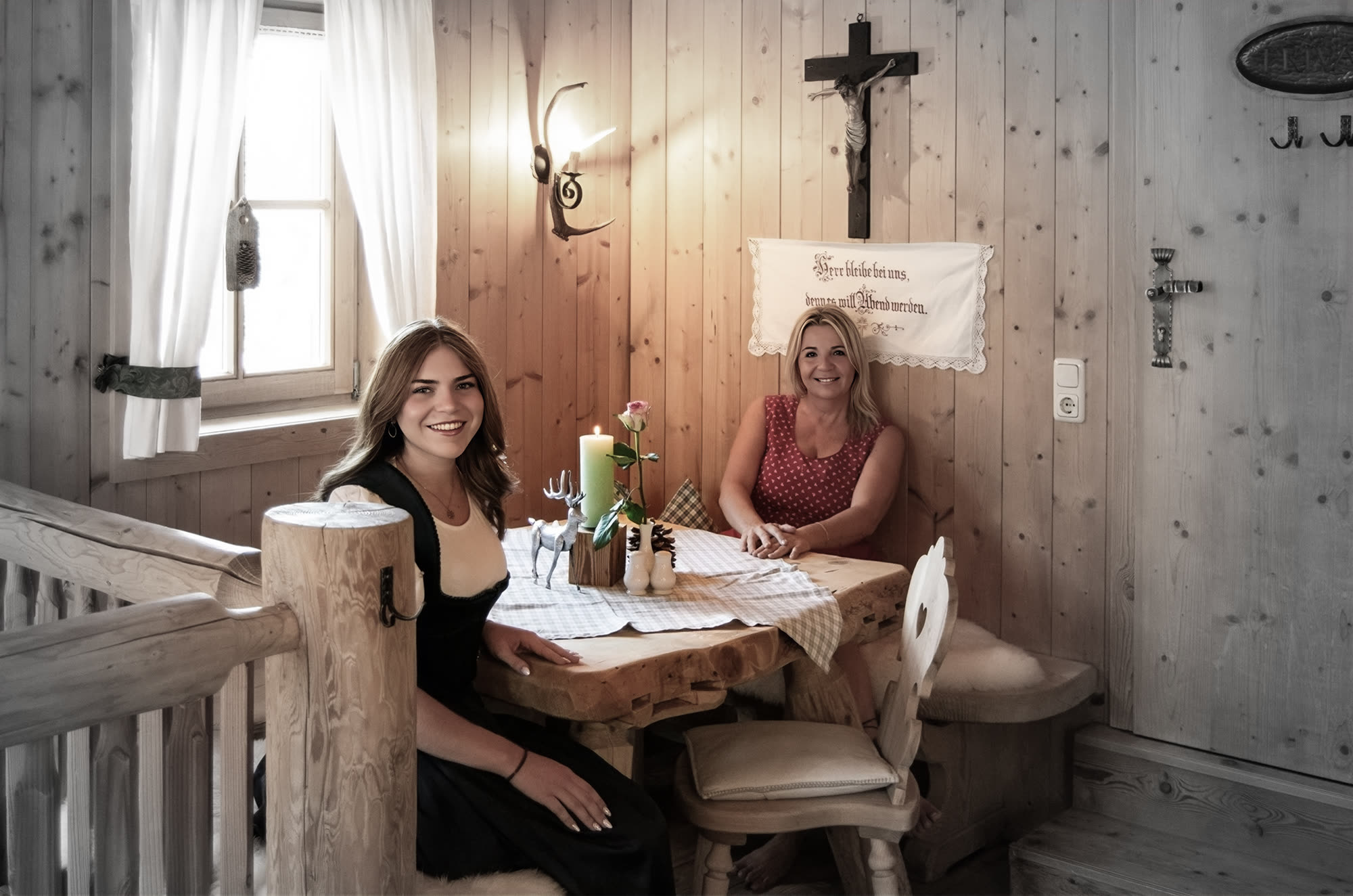 Claudia und Desiree Ledermair im Aar-Wirt in Hochfügen